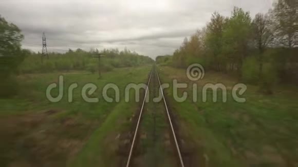 列车POV铁路轨道轨道从移动列车窗口景观山村穆迪电影拍摄的视图视频的预览图