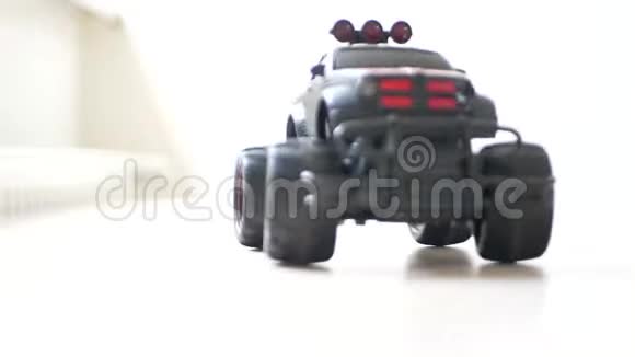 塑料玩具车在地板上视频的预览图