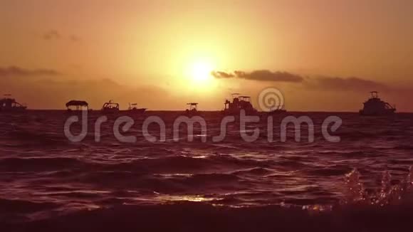在地平线上的游艇和船只迎接日出前往热带乡村海滩旅游度假视频的预览图
