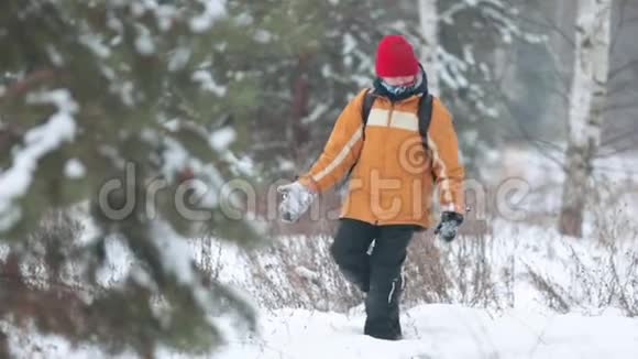 冬季森林一个小男孩走在雪地上有人跑到他后面他转过身来视频的预览图
