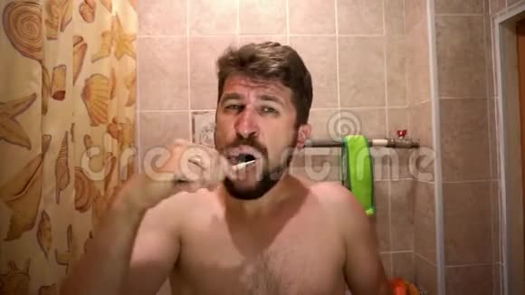一个留胡子的人在刷牙视频的预览图