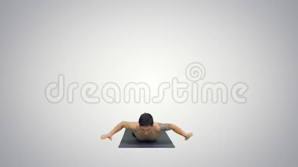 无衫运动男子展示瑜伽弓姿势在垫子上的梯度背景视频的预览图