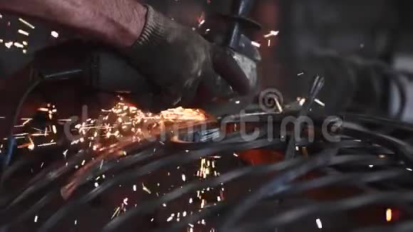 人在焊接后用角磨机慢速研磨金属栅栏视频的预览图
