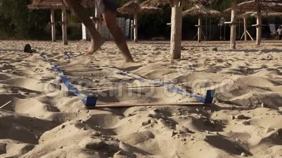 沙滩青年男子运动视频的预览图