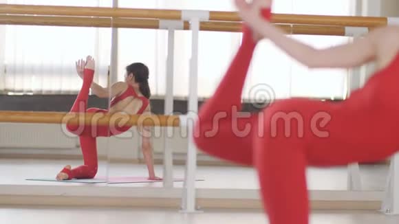 瑜伽垫女人伸展臀部腿筋肌肉腿部肌肉用鸽子姿势伸展视频的预览图