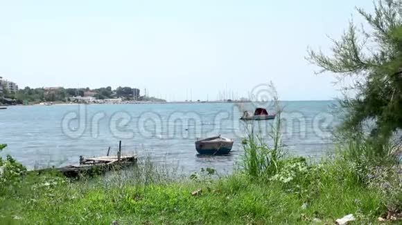 希腊塞萨洛尼基地区海岸的小型渔船视频的预览图