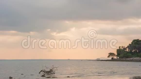 太阳在暹罗海的地平线后落下视频的预览图