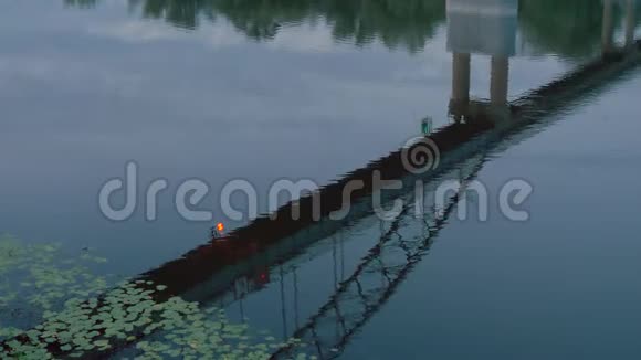 傍晚河中有灯笼的桥的倒影视频的预览图