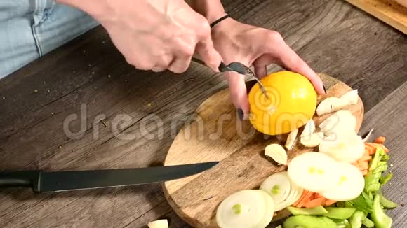 在柠檬上打洞用于挤在切碎的薄荷叶旁边的切割板上视频的预览图