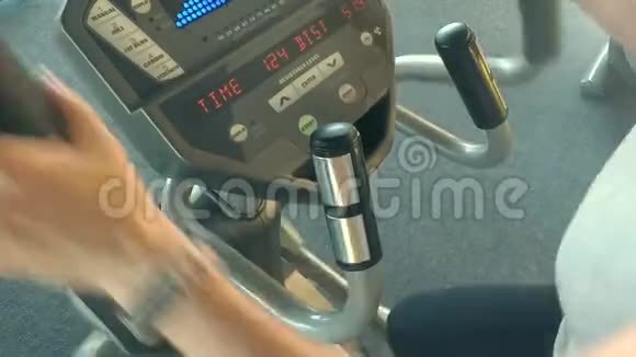 女孩在健身房锻炼视频的预览图