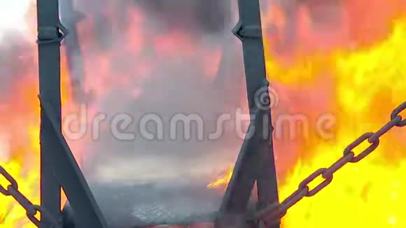燃烧的铁桥摇曳的火焰金属链视频的预览图