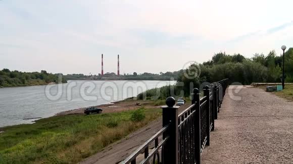 夏季俄罗斯河岸电站管道视频的预览图