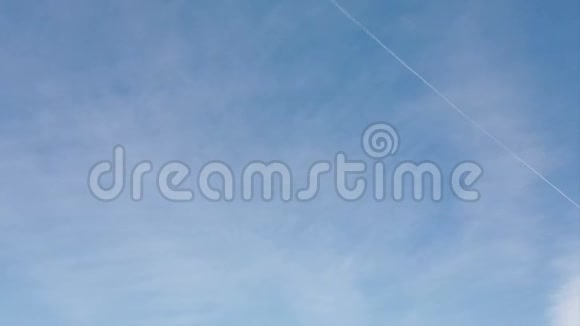 夏天柔和的蓝天时光流逝晴朗的天气轻盈的白云像飞机牵引的丝线一样移动视频的预览图