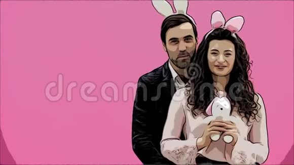 粉红色背景的年轻创意夫妇头上戴着兔子耳朵为此妻子手里拿着一只柔软的玩具熊一个男人视频的预览图