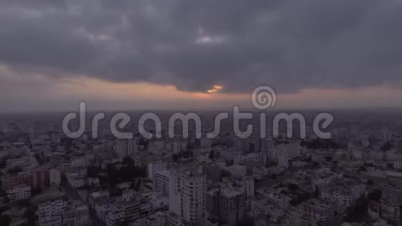 日落时美丽的空中飞弹视频的预览图