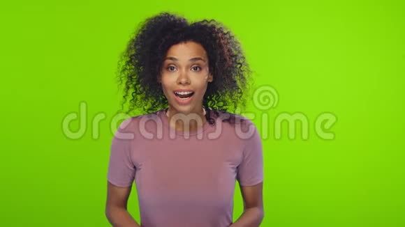 令人震惊的是快乐的非裔美国女性开心地笑着被朋友逗乐视频的预览图