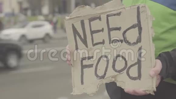 铭文需要一个可怜的流浪汉食物基辅乌克兰视频的预览图