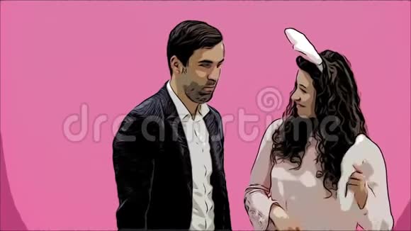 年轻情侣的粉色背景头上戴着黑黑的耳朵在这期间女孩戴着兔子耳朵视频的预览图