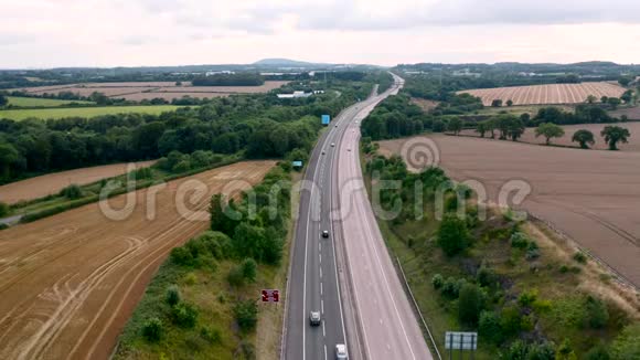 从高速公路上俯瞰乡间田野视频的预览图