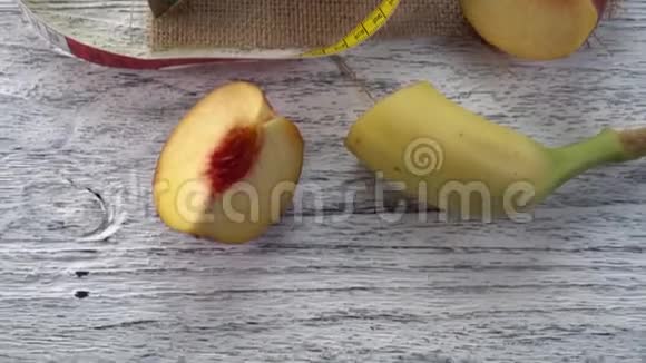 桃子杯子里的果汁麻布上的叉子和一张有厘米的木桌视频的预览图