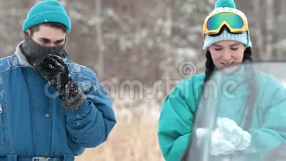 冬天冬林青年男女形成雪球的女人慢动作视频的预览图