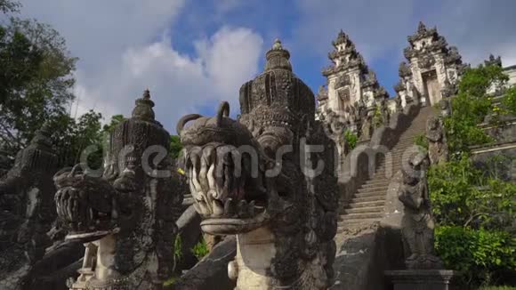 印尼巴厘岛PuraLempuyang寺的楼梯上手持石龙缓慢射击视频的预览图