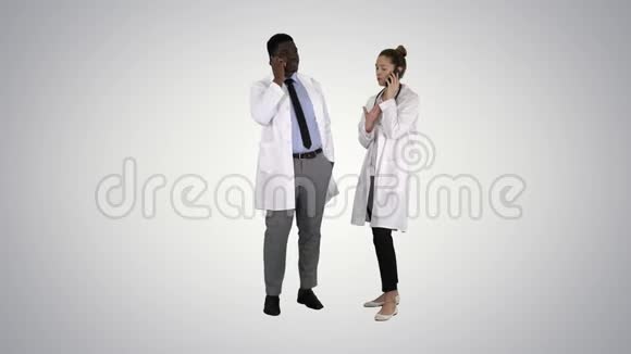 女性和男性医生使用手机打电话在梯度背景下告诉快乐的消息视频的预览图
