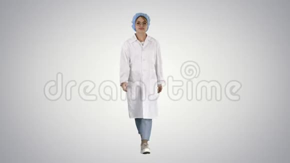 微笑的儿科医生牵着手在口袋里的制服和步行的梯度背景视频的预览图