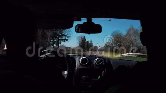 年轻的朋友乘汽车穿越欧洲视频的预览图