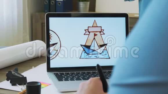 年轻设计师在笔记本电脑上创建新的标志视频的预览图