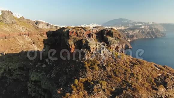 希腊圣托里尼的斯卡罗斯岩石的无人机镜头视频的预览图