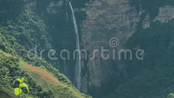 大型瀑布和山地墙视频的预览图