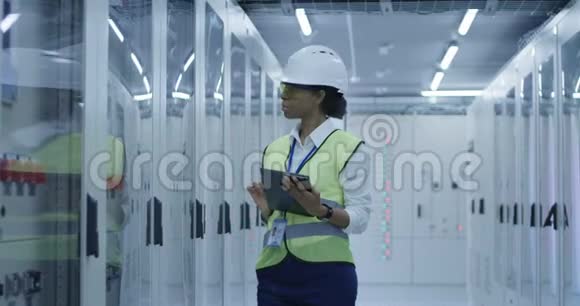 在太阳能工厂中心工作的黑人女人视频的预览图