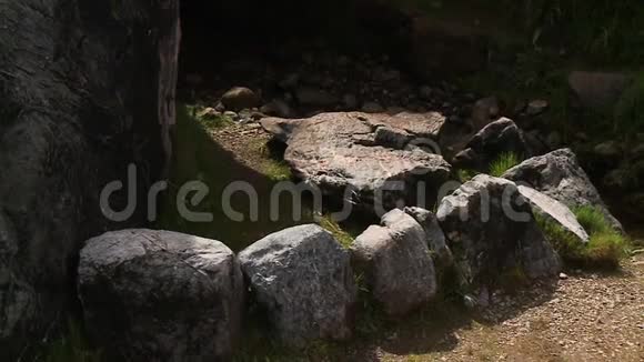 石头排列成半圆形视频的预览图