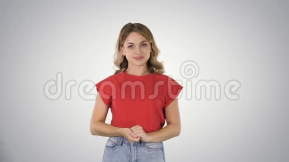 快乐的年轻女人展示了一个产品用她的手指指向两呈现在梯度背景上视频的预览图