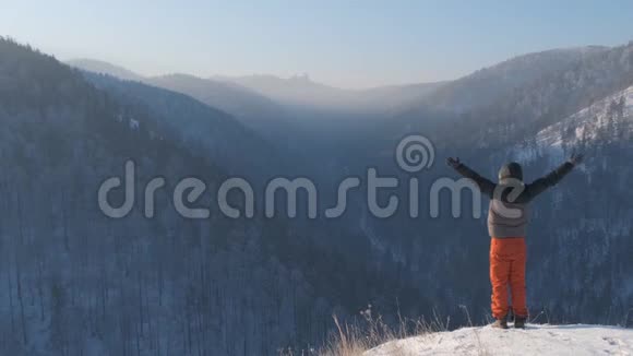希克在山顶上举手视频的预览图