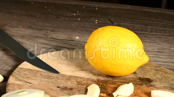 在柠檬上打洞用于挤在切碎的薄荷叶旁边的切割板上视频的预览图