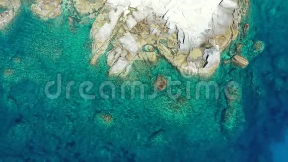 空中无人机观赏热带天堂般的海滩与纯水晶清澈的绿松石水奇异的花岗岩岩石空中无人机4k视频的预览图