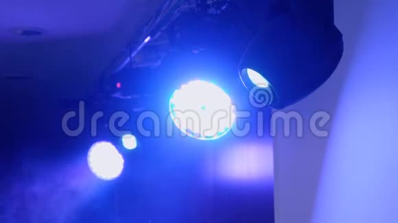 舞台上的照明设备在聚光灯下吸蓝色的烟音乐剧音乐会表演视频的预览图