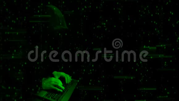 程序员在电脑键盘上隐藏面部打字技术绿色背景视频的预览图