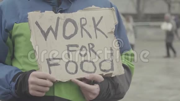 题词穷人无家可归的流浪汉为食物工作基辅乌克兰视频的预览图