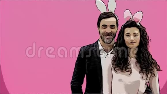 粉红色背景的年轻创意夫妇头上戴着黑黑的耳朵在这期间两个人展示了视频的预览图