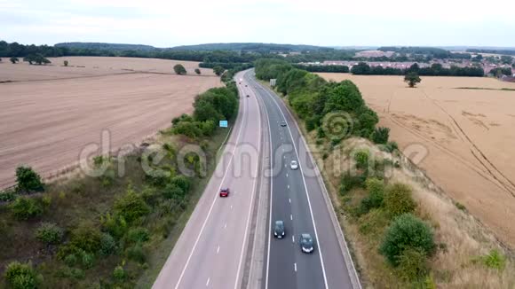 英国乡村高速公路的鸟瞰图视频的预览图