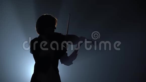 小提琴演奏抒情作品黑烟背景快关门剪影视频的预览图