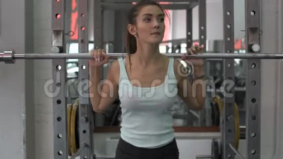 年轻有魅力的女人在健身房努力工作视频的预览图