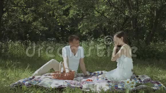 可爱的男人向他兴奋的女友求婚视频的预览图