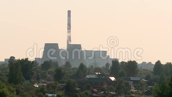 夏季俄罗斯河岸电站管道视频的预览图