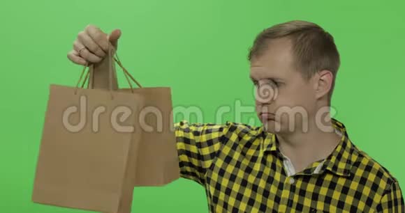 带购物袋的绿色屏幕彩色钥匙背景上的一个有灵魂的年轻人视频的预览图