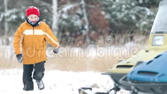 冬天一个小男孩跑到镜头前微笑慢动作视频的预览图