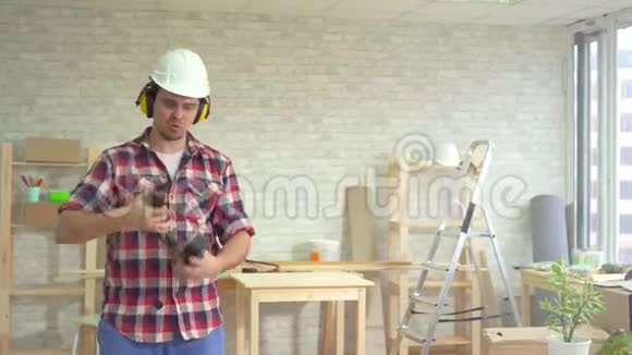 一个建筑工人看镜头的肖像视频的预览图